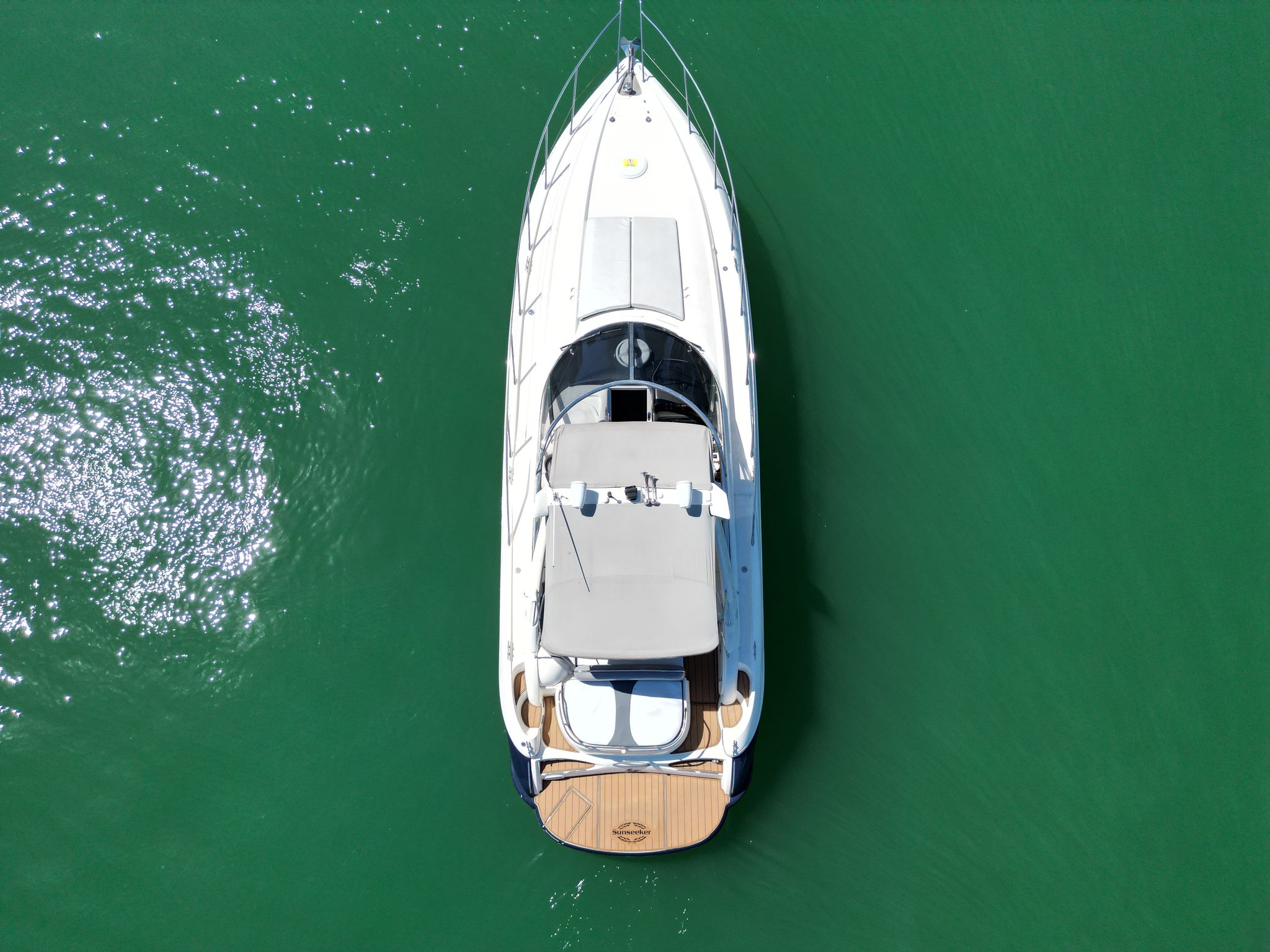 Vista aérea do barco de 46 pés