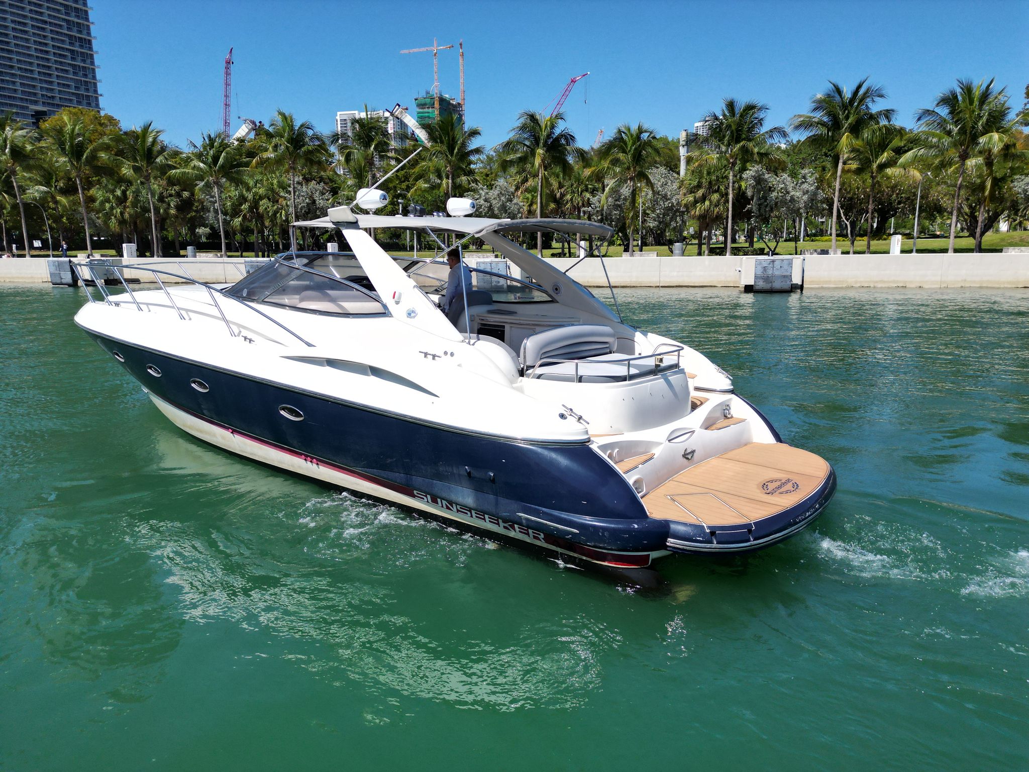 Barco de 46 pés navegando em Miami