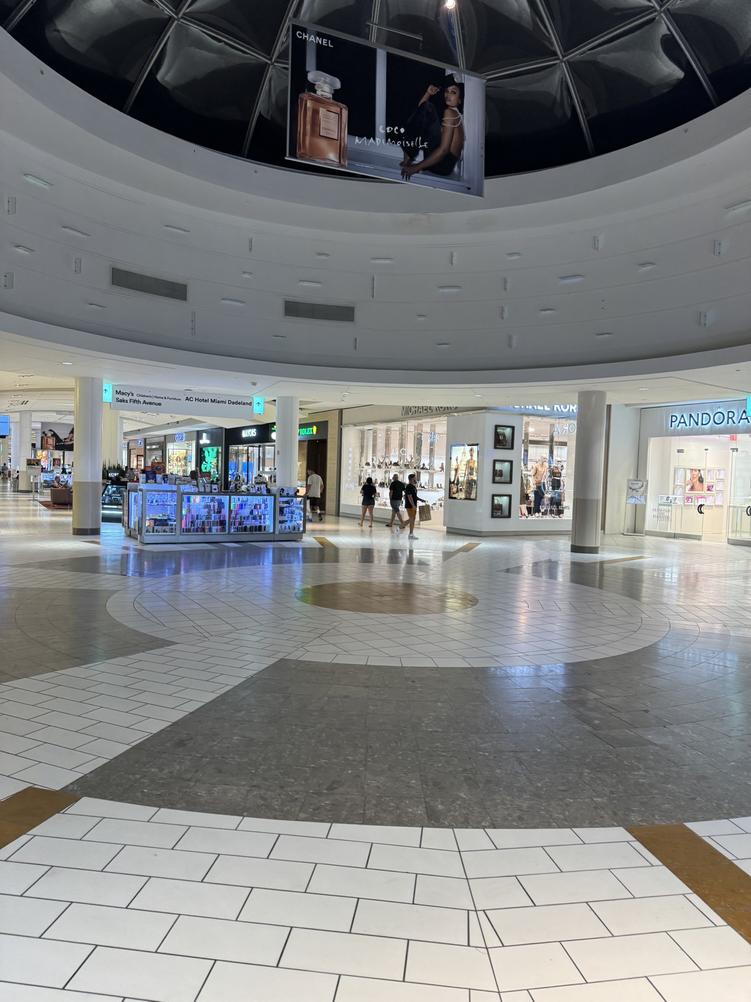 Lojas e corredores do Dadeland Mall